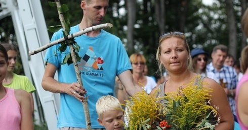 Własnoręcznie wykonane krzyże, a także bukiety kwiatów i ziół przynieśli pielgrzymi na Hrobaczą Łąkę