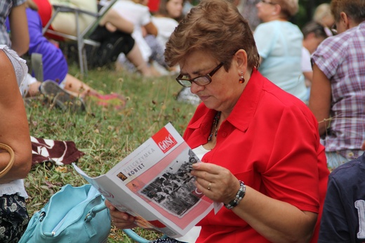 Kobiety i dziewczęta u Matki Bożej Piekarskiej, cz. 2