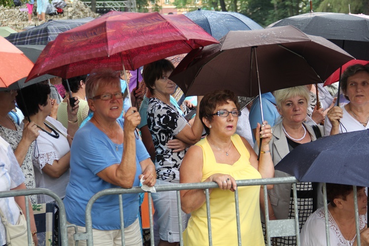 Kobiety i dziewczęta u Matki Bożej Piekarskiej, cz. 2