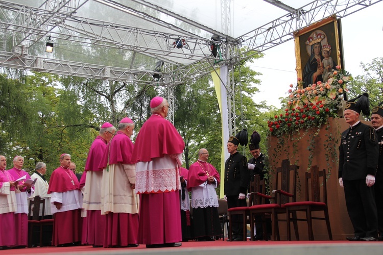 Kobiety i dziewczęta u Matki Bożej Piekarskiej, cz. 2