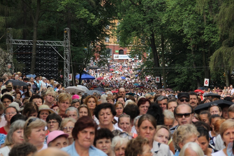 Kobiety i dziewczęta u Matki Bożej Piekarskiej, cz. 2