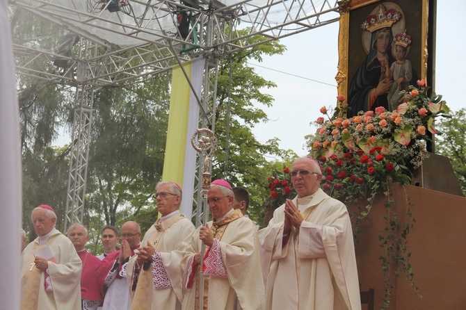 Kobiety i dziewczęta u Matki Bożej Piekarskiej, cz. 2