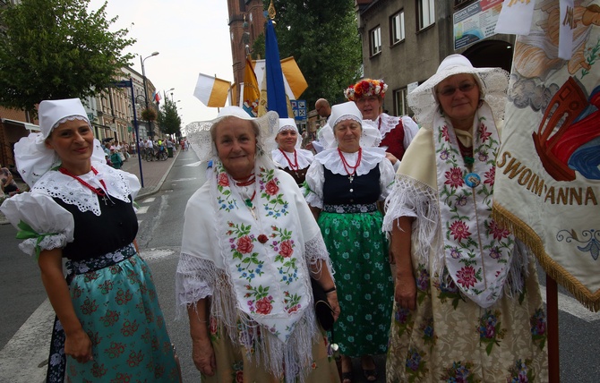 Kobiety i dziewczęta u Matki Bożej Piekarskiej, cz. 1