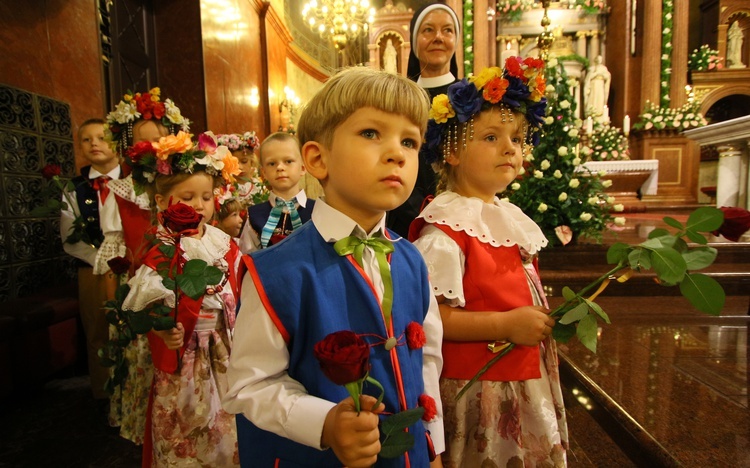 Kobiety i dziewczęta u Matki Bożej Piekarskiej, cz. 1