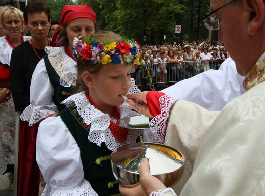 Kobiety i dziewczęta u Matki Bożej Piekarskiej, cz. 1