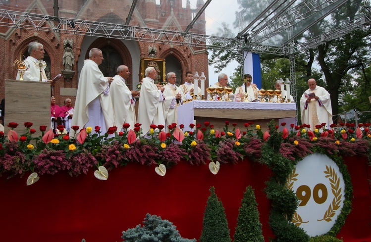 Kobiety i dziewczęta u Matki Bożej Piekarskiej, cz. 1