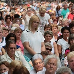 Kobiety i dziewczęta u Matki Bożej Piekarskiej, cz. 1