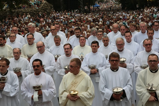 Kobiety i dziewczęta u Matki Bożej Piekarskiej, cz. 1