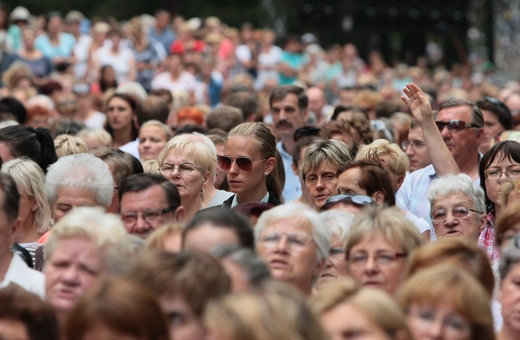 Kobiety i dziewczęta u Matki Bożej Piekarskiej, cz. 1