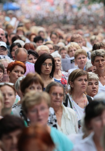 Kobiety i dziewczęta u Matki Bożej Piekarskiej, cz. 1