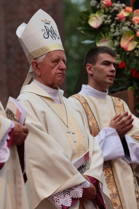 Kobiety i dziewczęta u Matki Bożej Piekarskiej, cz. 1