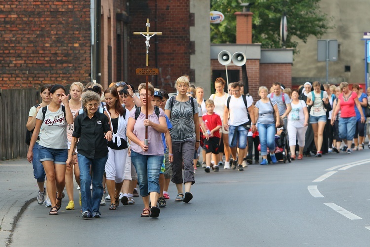 Kobiety i dziewczęta u Matki Bożej Piekarskiej, cz. 1