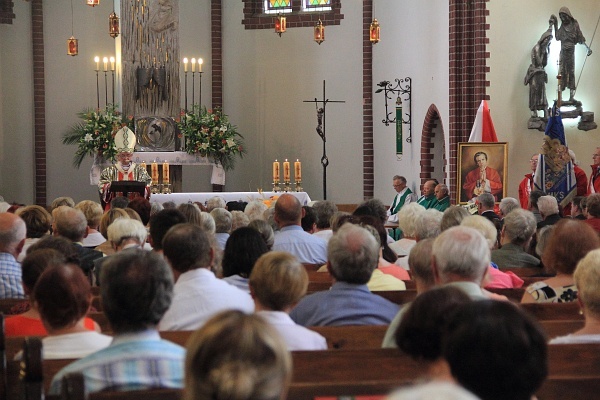 Wprowadzenie relikwii bł. ks. Jerzego do kościoła św. Franciszka