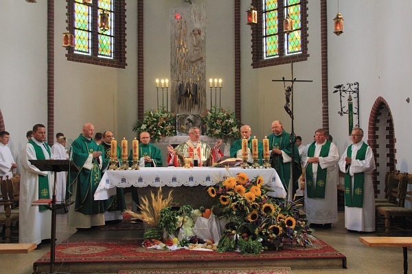 Wprowadzenie relikwii bł. ks. Jerzego do kościoła św. Franciszka