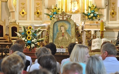 Przed ołtarzem tegoroczne wieńce dożynkowe