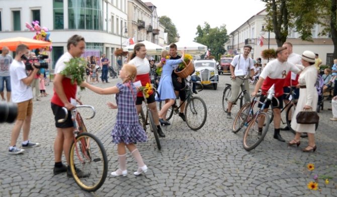 Uczestników rajdu na radomskim deptaku powitały dziewczęta w strojach stylizowanych na lata 30. XX w.