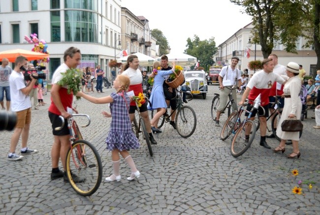 Uczestników rajdu na radomskim deptaku powitały dziewczęta w strojach stylizowanych na lata 30. XX w.