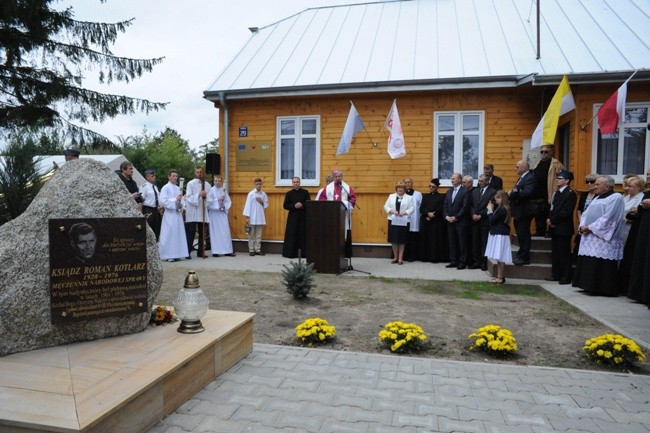 Przed starą plebanią w Pelagowie stoi obelisk upamiętniający ks. Kotlarza