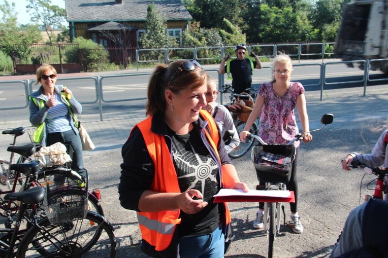 Po sprawdzeniu listy obecności, rowerzyści wyruszyli w drogę