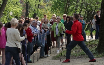 Seniorzy bardzo chętnie korzystają z treningów nordic walking