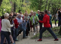 Seniorzy bardzo chętnie korzystają z treningów nordic walking