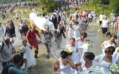  13.08.2015, Kalwaria Pacławska. Pielgrzymi w czasie symbolicznego  pogrzebu Matki Bożej w Kalwarii Pacławskiej. W sanktuarium trwał pięciodniowy Wielki Odpust Wniebowzięcia Najświętszej Maryi Panny.