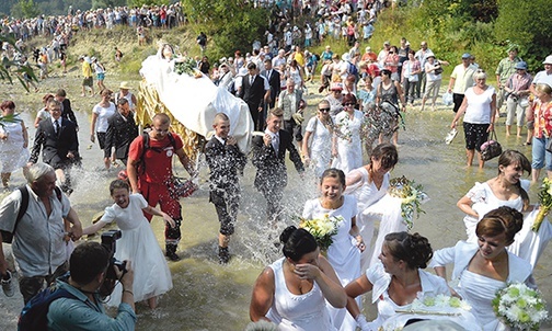  13.08.2015, Kalwaria Pacławska. Pielgrzymi w czasie symbolicznego  pogrzebu Matki Bożej w Kalwarii Pacławskiej. W sanktuarium trwał pięciodniowy Wielki Odpust Wniebowzięcia Najświętszej Maryi Panny.