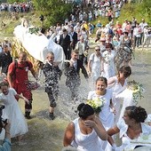  13.08.2015, Kalwaria Pacławska. Pielgrzymi w czasie symbolicznego  pogrzebu Matki Bożej w Kalwarii Pacławskiej. W sanktuarium trwał pięciodniowy Wielki Odpust Wniebowzięcia Najświętszej Maryi Panny.