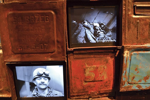 Z Muzeum Powstania Warszawskiego człowiek wychodzi oszołomiony