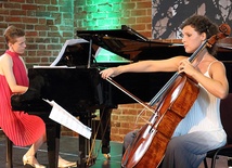  Marta Osowska-Utrysko (fortepian) koncertowała m.in. w Polsce, Rosji i Niemczech. Barbara Misiewicz (wiolonczela) współpracuje m.in. z Orkiestrą Filharmoniczną Włoch oraz Festiwalem Martha Argerich w Lugano