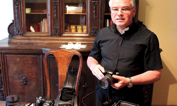 Ks. Józef Pilich prezentuje swoją kolekcję aparatów fotograficznych