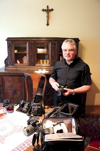 Ks. Józef Pilich prezentuje swoją kolekcję aparatów fotograficznych