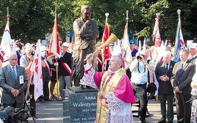  Monument autorstwa Stanisława Milewskiego powstał dzięki staraniom Stowarzyszenia „Godność”. Wykonanie rzeźby sfinansowano z dobrowolnych składek