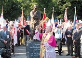  Monument autorstwa Stanisława Milewskiego powstał dzięki staraniom Stowarzyszenia „Godność”. Wykonanie rzeźby sfinansowano z dobrowolnych składek