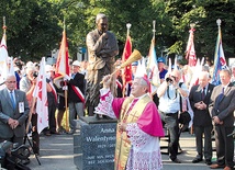  Monument autorstwa Stanisława Milewskiego powstał dzięki staraniom Stowarzyszenia „Godność”. Wykonanie rzeźby sfinansowano z dobrowolnych składek