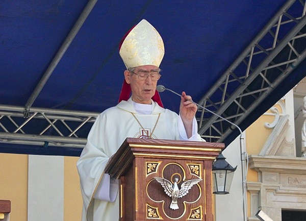  Opolski ordynariusz senior podczas kazania w Rudach