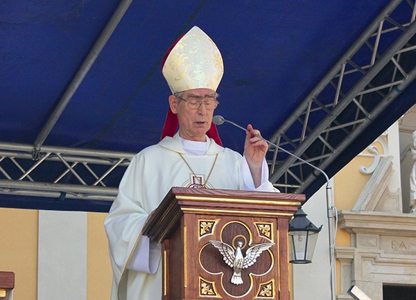  Opolski ordynariusz senior podczas kazania w Rudach