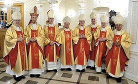  W Kamieniu Śląskim biskupi metropolii górnośląskiej świętowali razem z jubilatami: bp. Janem Bagińskim (drugi od lewej) i bp. Gerardem Kuszem (czwarty od lewej)