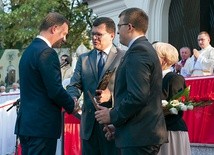 Statuetka została przyznana „w dowód uznania i wdzięczności za niezłomną walkę o prawdy podstawowe oraz starania o godne miejsce Polski w świecie i poszanowanie wartości rodzinnych dla każdego człowieka” 