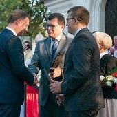 Statuetka została przyznana „w dowód uznania i wdzięczności za niezłomną walkę o prawdy podstawowe oraz starania o godne miejsce Polski w świecie i poszanowanie wartości rodzinnych dla każdego człowieka” 