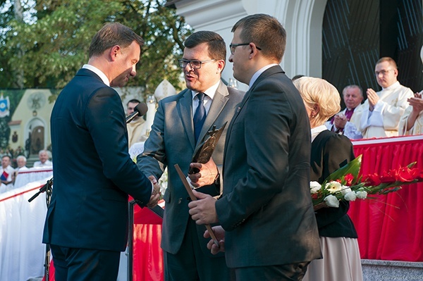 Statuetka została przyznana „w dowód uznania i wdzięczności za niezłomną walkę o prawdy podstawowe oraz starania o godne miejsce Polski w świecie i poszanowanie wartości rodzinnych dla każdego człowieka” 