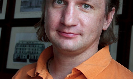 Michał Kondrat  – z wykształcenia ekonomista, z pasji reżyser i polityk. Autor filmów: „Jak pokonać szatana” (który w ub.roku zdobył Grand Prix XXIX Międzynarodowego Festiwalu Filmów Dokumentalnych w Niepokalanowie) oraz „Matteo”. Wychowywał się w rodzinie katolickiej, ale osobiste nawrócenie przeżył w 2002 roku. Przez kilka lat był asystentem egzorcysty. Obecnie jest zastępcą Dyrektora Biura Zarządu w Polskim Radiu SA i prowadzi firmę KONDRAT-MEDIA, zajmującą się produkcją i dystrybucją wartościowych f...