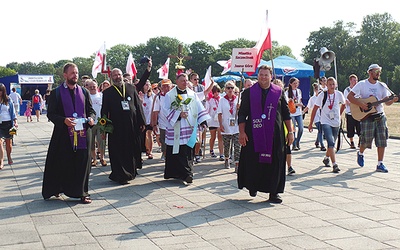  Niemal 500 diecezjan dotarło na jasnogórskie błonia