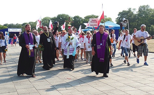  Niemal 500 diecezjan dotarło na jasnogórskie błonia