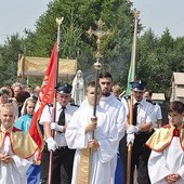  Procesja na zakończenie jubileuszowej Mszy św.