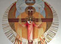 Wiernych wita figura  Pana Jezusa Powyżej: Kościół – widok  od strony szkoły