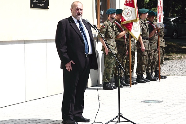  Wartę honorową przy tablicy zaciągnęli Strzelcy