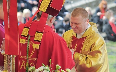  Misjonarz krzyż misyjny otrzymał z rąk nuncjusza apostolskiego