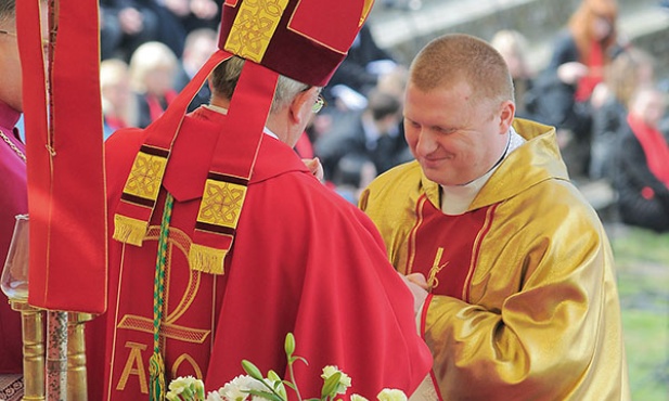  Misjonarz krzyż misyjny otrzymał z rąk nuncjusza apostolskiego