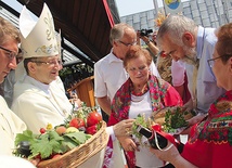  W darach ołtarza rolnicy przynieśli m.in. chleb, warzywa, zioła i kwiaty oraz miód i wino